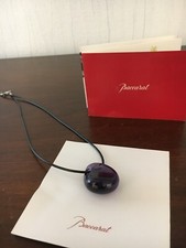 Collier pendentif galet couleur violet foncé en cristal de Baccarat