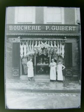 ST PIERRE/DIVES   NEGATIF SUR PLAQUE DE VERRE 13/18 BOUCHERIE VERS 1930