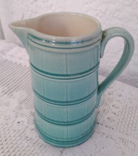 ancien pichet Saint Clément en céramique craquelée verte pale