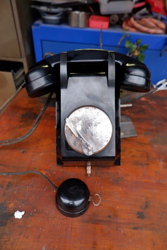 Téléphone ancien mural - ancien, en