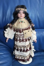 POUPEE TETE MAINS PIEDS EN PORCELAINE SUR SUPPORT PETITE INDIENNE