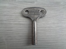ANCIENNE CLE POUR JOUET MECANIQUE   JOUETS MONT BLANC  CARRE DE 2 MM