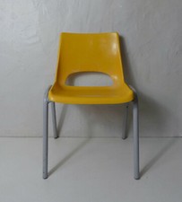 chaise enfant plastique jaune vintage .