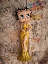 Betty Boop avec des Fleurs dans une robe jaune Glitter