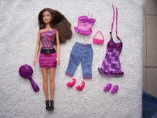 Barbie brune et ses 3 tenues
