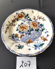 207 - GIEN. Assiette plate en faïence modèle "au coq" . D. 25 cm
