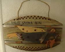 Suspension murale "Angels Gather Here" / Décoration sur bois peint. 30 x 19 cm
