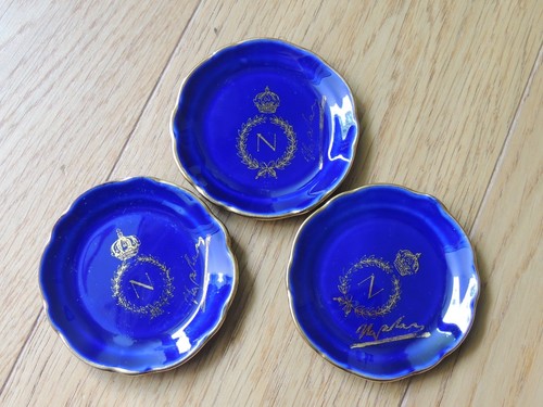 Assiettes bleues miniatures - assiettes,