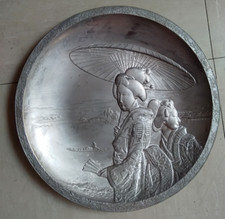 ASSIETTE ancienne ETAIN femmes GEISHA avec ombrelle JAPON rivière FLEUR relief