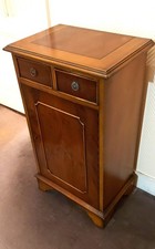 CHEVET BOIS_2 TIROIRS, UN VANTAIL ET UNE ETAGERE INTERIEURE_MARQUETERIE