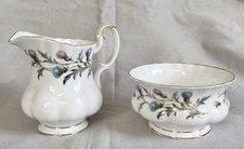 POT A LAIT & BOL  A SUCRE PORCELAINE ANGLAISE ROYAL ALBERT BRIGADOON  CHARDONS