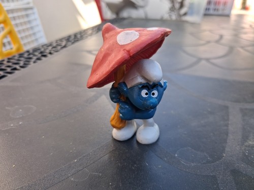 Schtroumpf avec champignon - schtroumpf,