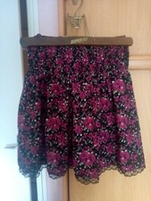 Jupe Courte Fleurie Taille XS Neuve Jamais Portée