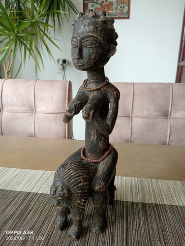 Une sculpture bois - une, en