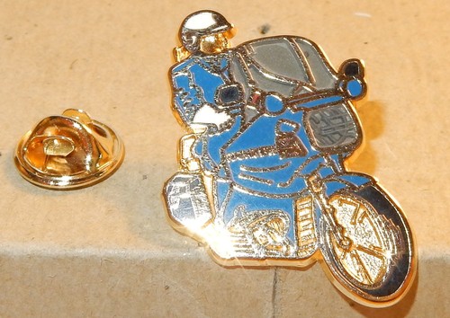 Pin metal dore motard la - pin's,