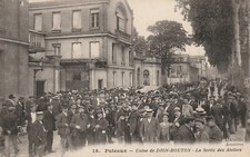 Puteaux - usine de DION-BOUTON, la sortie des ateliers - ouvriers - très animée