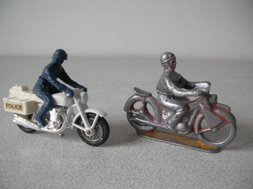 Lot anciens jouets moto - de,