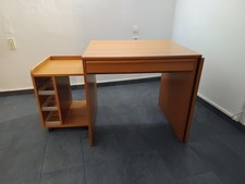 bureau Ikea modulable plus meuble d appoint  et un fauteuil de bureau 