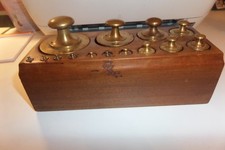 boite en bois  de 14 poids en laiton  1 grammes a 2 kilogrammes.