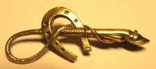 BROCHE ancienne FER à CHEVAL PORTE-BONHEUR CRAVACHE plaqué or