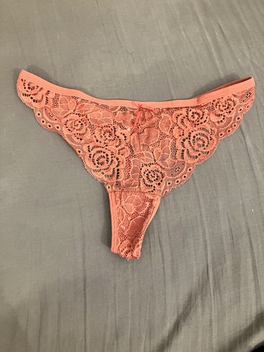 String femme dentelle rose