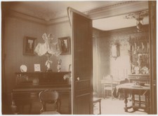 Intérieur d'un appartement. Tableaux. Piano. Lampe. Tirage circa 1900.