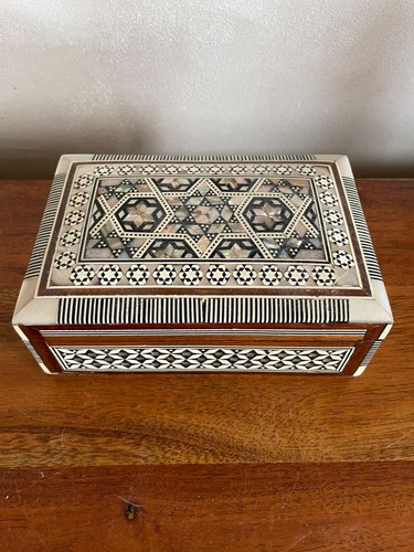Magnifique petite boîte - , à