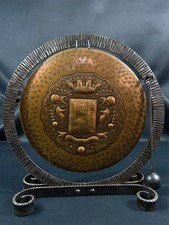 Gong de table héraldique basque en cuivre repoussé & fer forgé milieu XXe blason