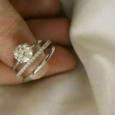 Bague de mariage sertie de