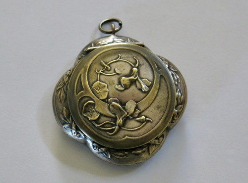 Poudrier pendentif très joli - très,