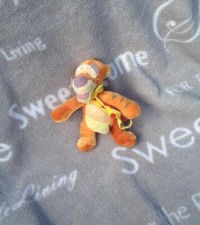 Peluche Tigrou patchwork doudou foulard porte-clé porte-clef Nicotoy Disney 15cm