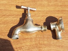 Ancien robinet de jardin, puisage ou vannes laiton / bronze avec son socle mural