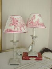 Paire  lampe bronze patinée avec abat-jour toile de Jouy rose
