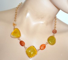 Collier or pierres ambre vert