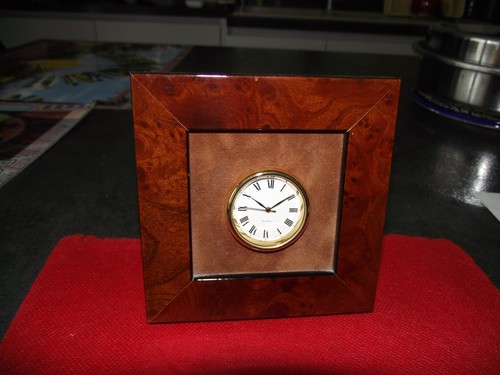 Petite pendulette sur fond - petite,