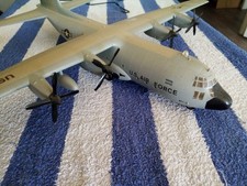 MAQUETTE MONTEE ET PEINTE DE L'AVION C 130 HERCULE 1/72