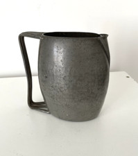 Pichet en étain art nouveau  signé A&E Chanal .