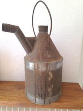 ancien bidon jerrican en tole carburant essence pétrole vintage industriel 