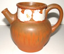 Pichet couleur rouille avec coq peint en blanc