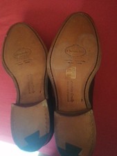 chaussures en cuir pour hommes portables. Church's 