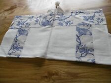 Rideau recent en lin ecru avec motifs oiseaux bleus 68 x 58 cms