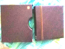 classeur rouge dans coffret  + 34 feuilles pochettes plastiques noires