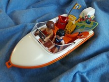 PLAYMOBIL - Petit bateau à moteur, deux personnages, matériel de surf et plongée