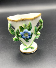 Ancien petit vase de mariée en porcelaine blanc avec décor de fleur bleu