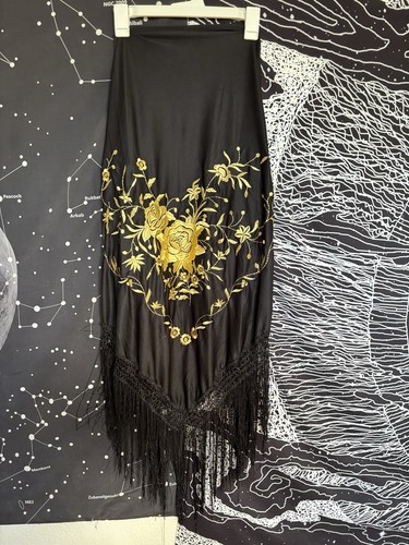 Medium sized black and - medium, gold
