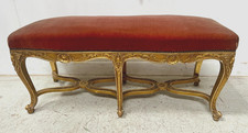 Banquette de style Louis XV en bois doré et velours rouge XX siècle