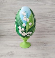 Oeufs en bois peints à la