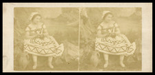 Femme en costume régional avec un nid d'oiseau, ca.1880, stéréo Tirage vint