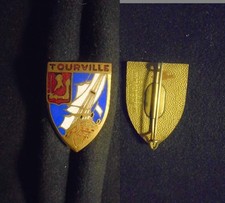 INSIGNE MILITAIRE – MARINE - CROISEUR TOURVILLE - AUGIS