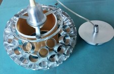 suspension en tubes d'aluminium soudés dans le style design années 70